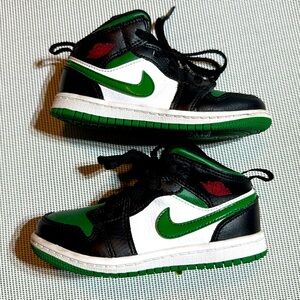 Air Jordan
(TD) Air Jordan 1 Mid 'Black Pine Green' 640735-067